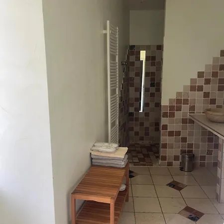 Le Chateau De Sorgues Bed & Breakfast 3*