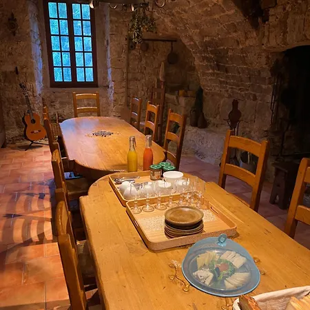 Le Chateau De Sorgues Bed & Breakfast 3*