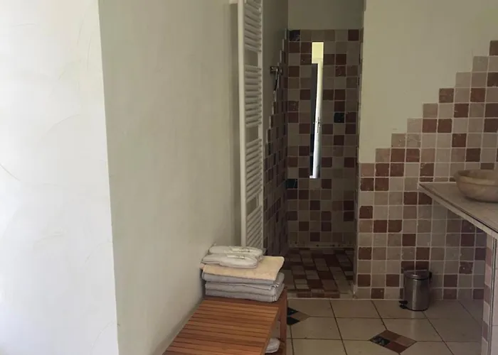 Le Chateau De Sorgues Bed & Breakfast 3*