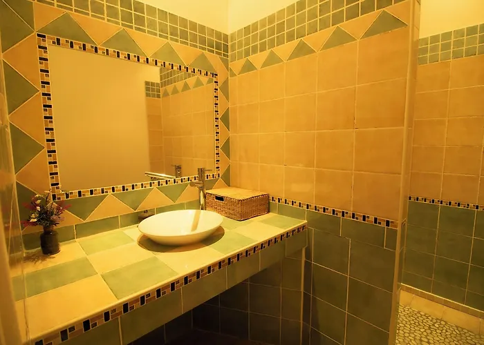 Le Chateau De Sorgues Bed & Breakfast 3*