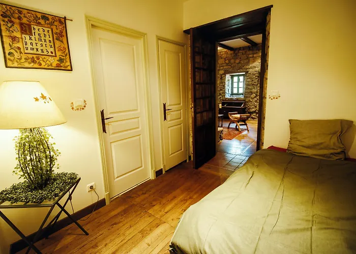 Le Chateau De Sorgues Bed & Breakfast Cornus